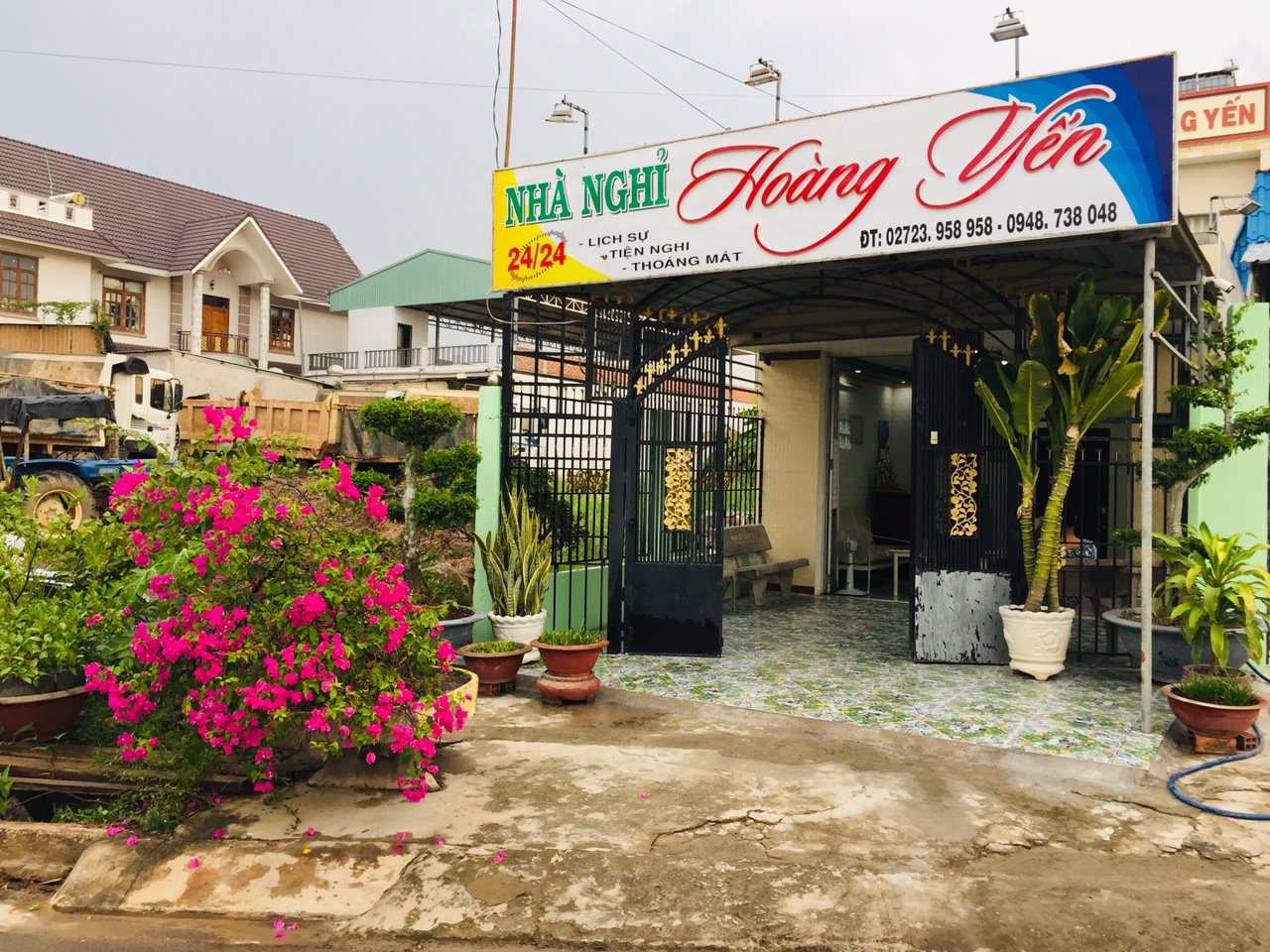Nhà nghỉ Hoàng Yến